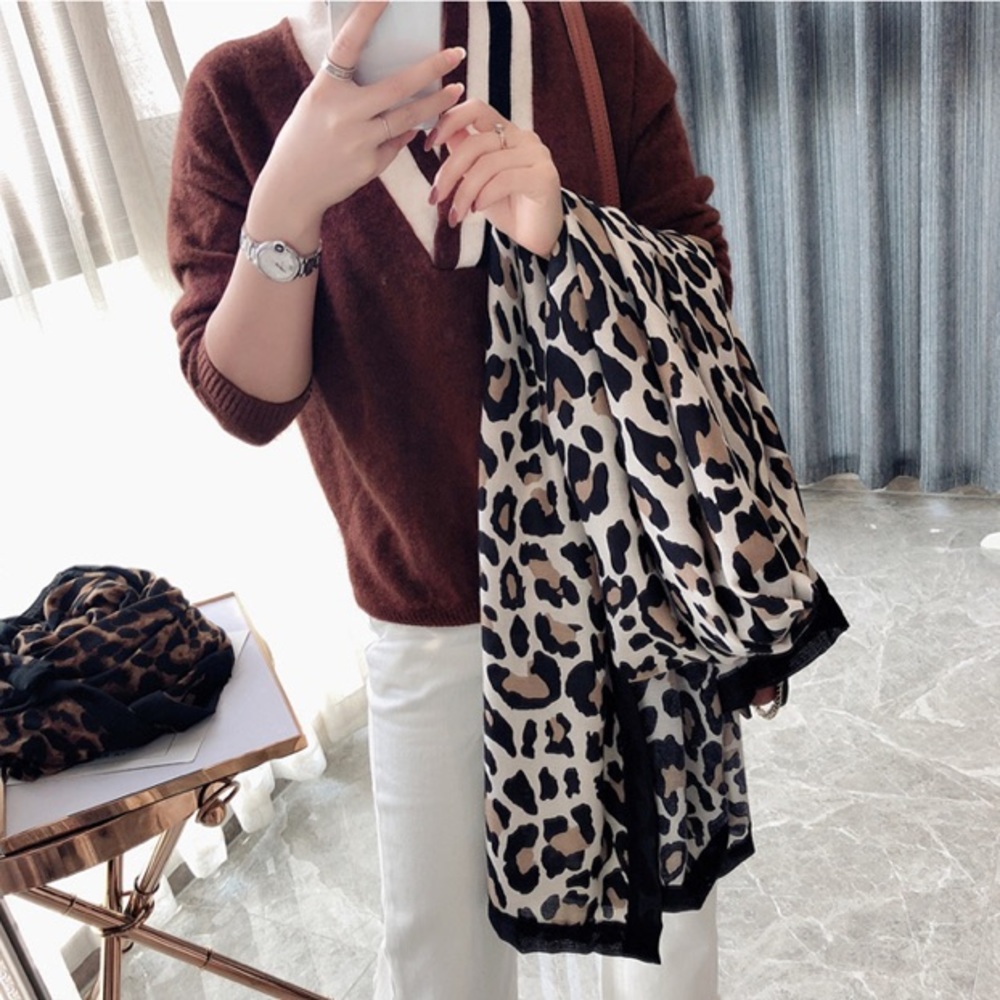 New! Large Animal Print Scarf - Picture 4 of 11